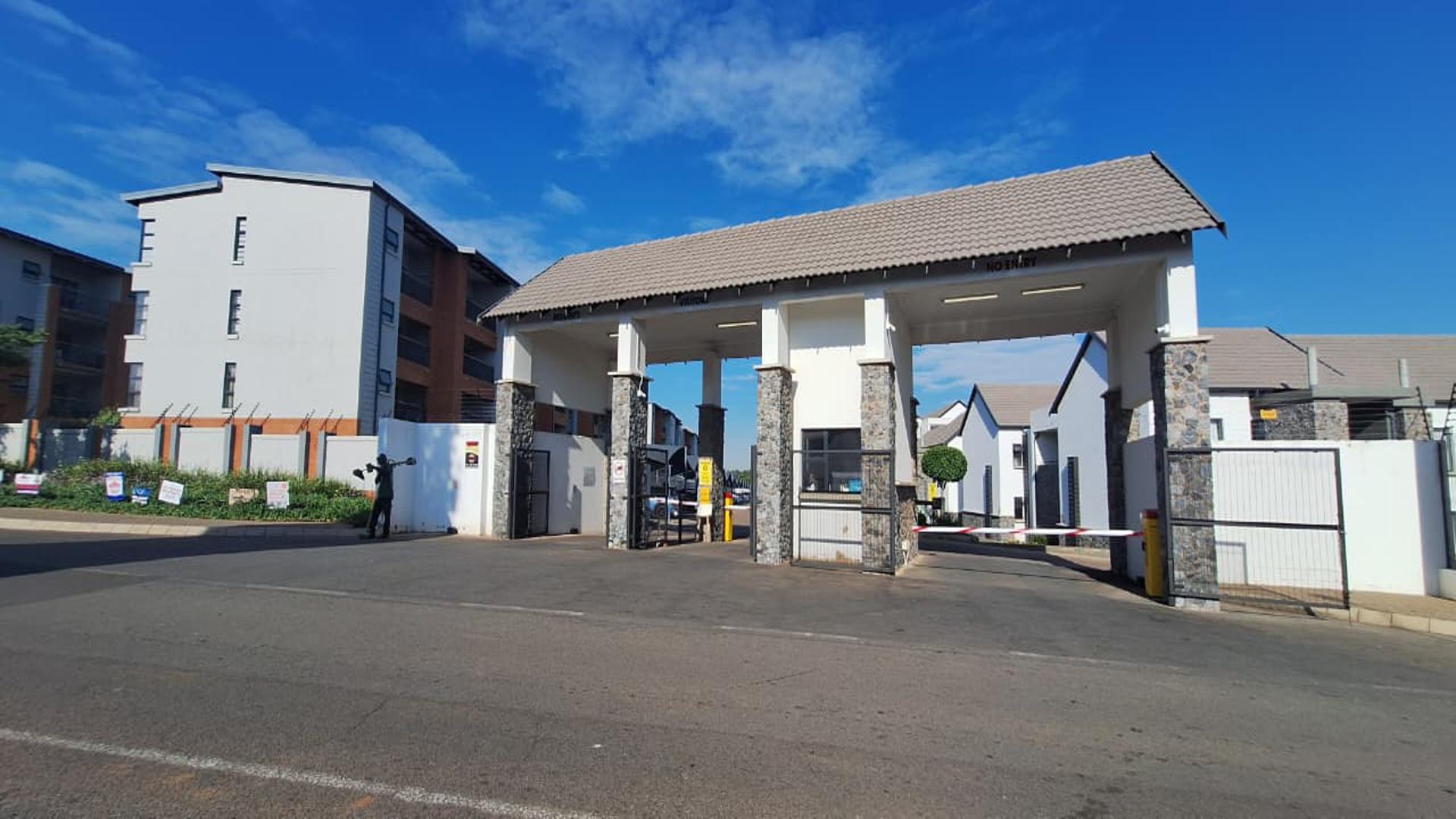 Front View of property in Glen Marais