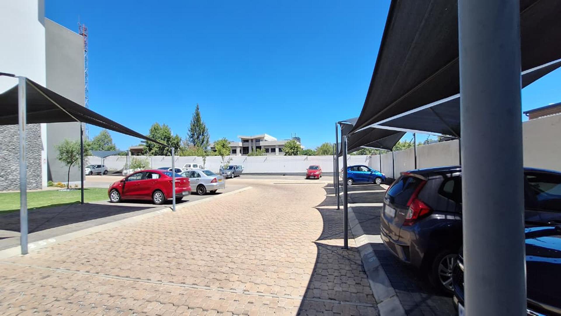 Front View of property in Glen Marais