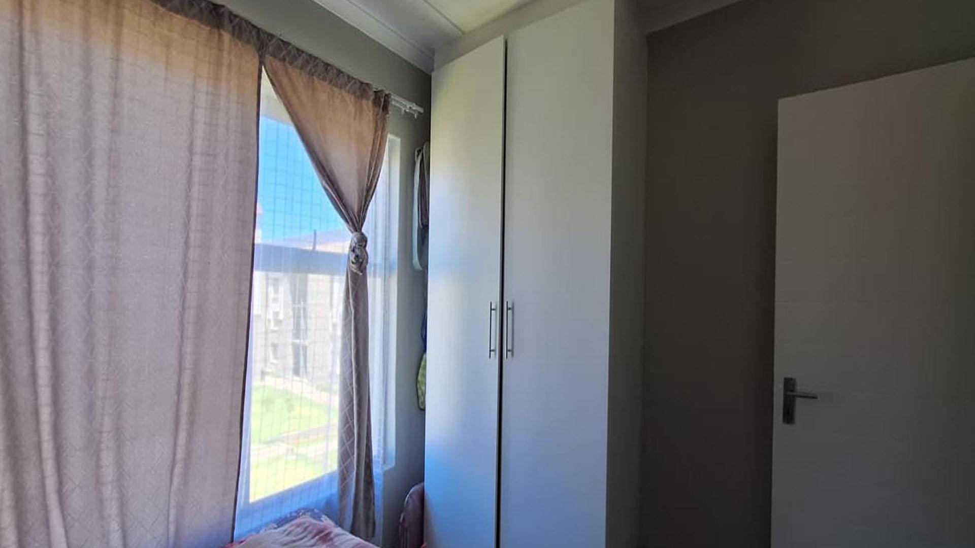 Bed Room 1 - 10 square meters of property in Glen Marais