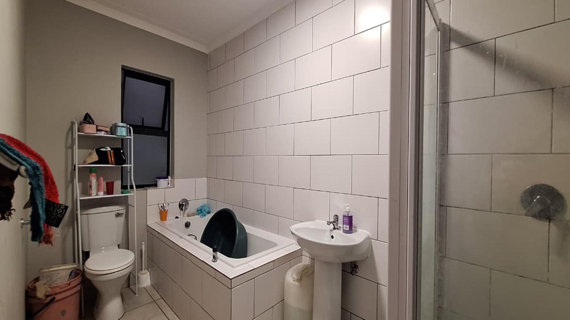 Bathroom 1 - 7 square meters of property in Glen Marais