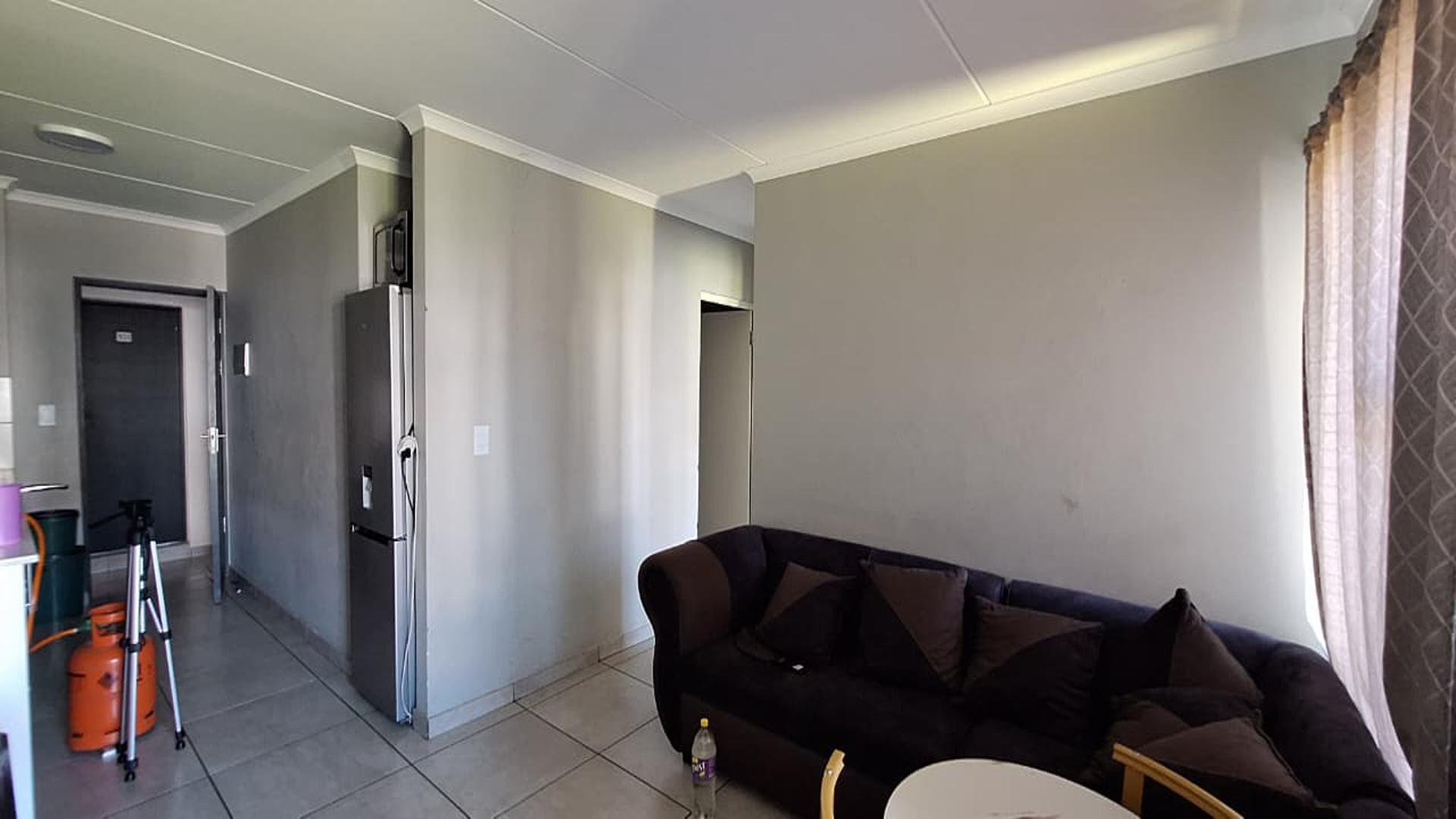 Lounges - 13 square meters of property in Glen Marais
