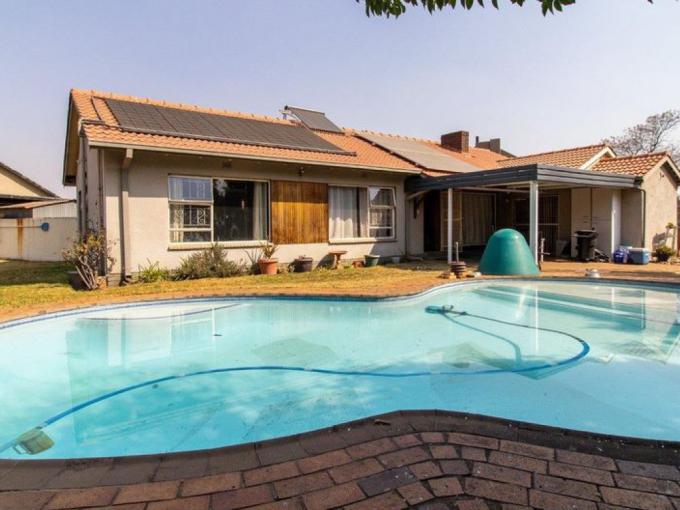 3 Bedroom House for Sale For Sale in Verwoerdpark - MR674604