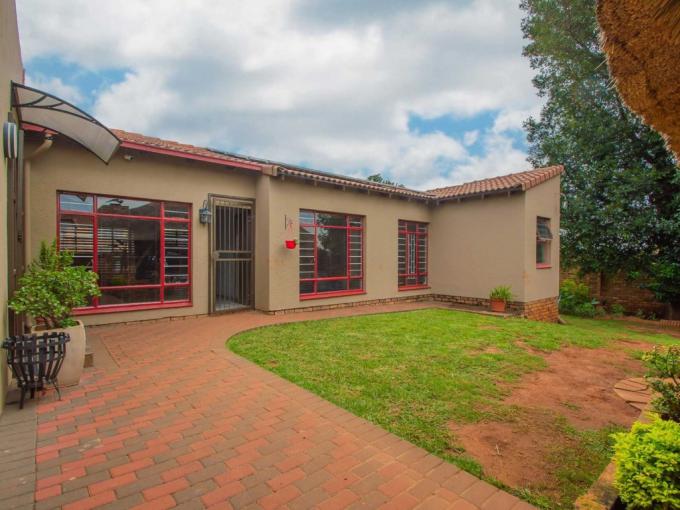 3 Bedroom Simplex for Sale For Sale in Weltevreden Park - MR674622