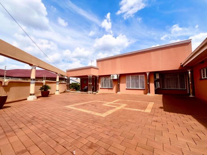 3 Bedroom House for Sale For Sale in Lenasia South - MR674664