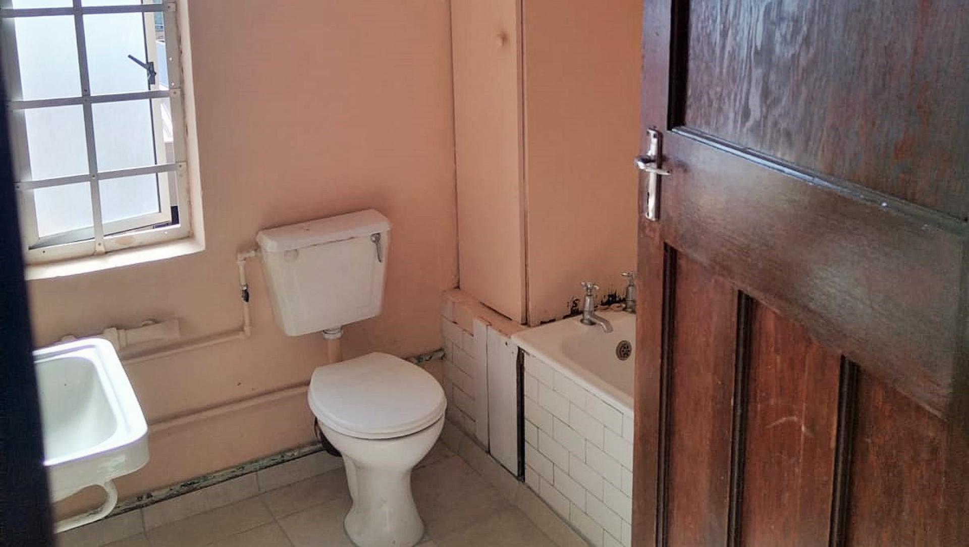 Bathroom 1 of property in Port Elizabeth Central