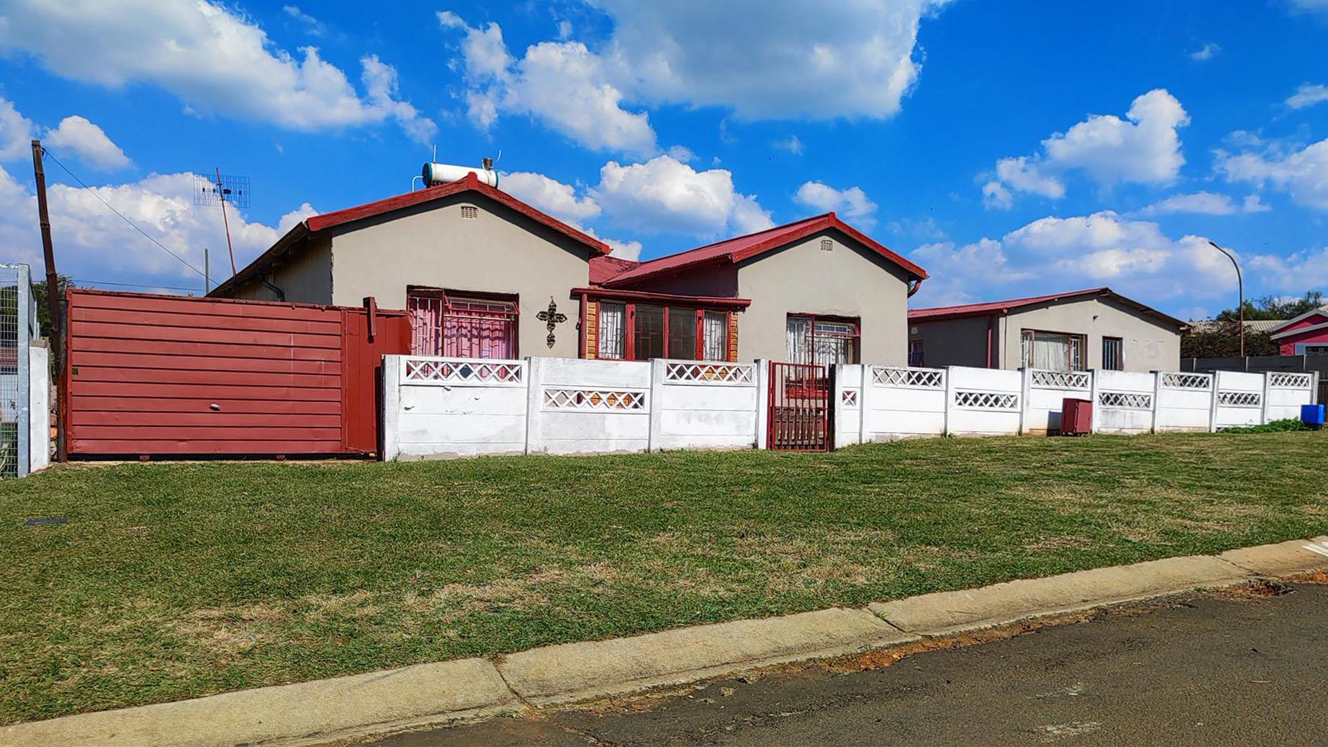 Front View of property in Rensburg