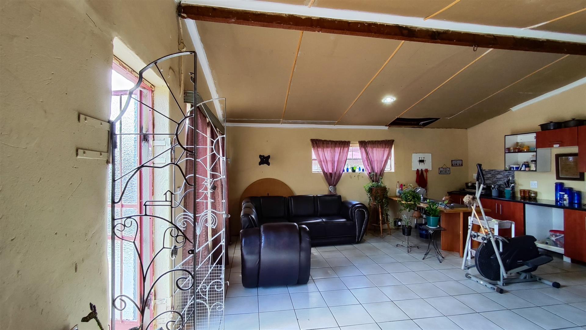 Dining Room - 26 square meters of property in Rensburg