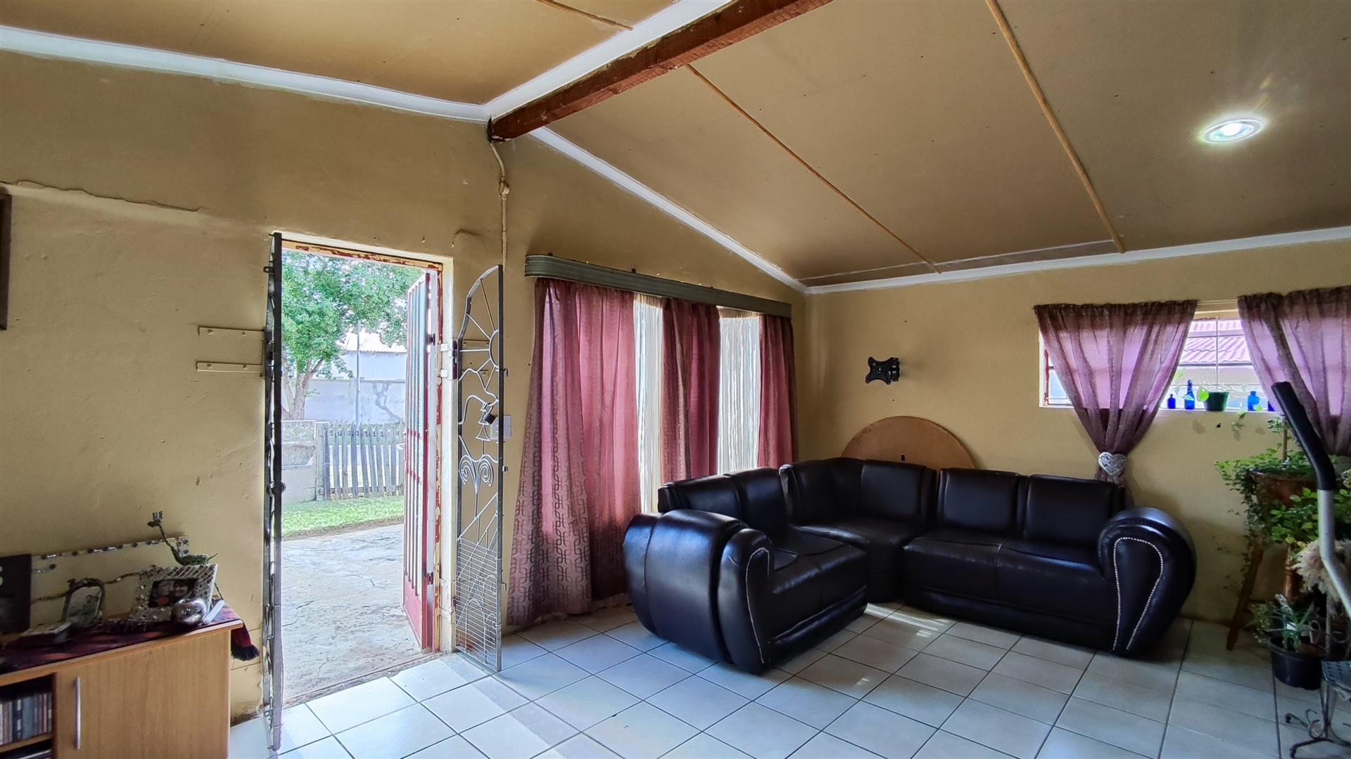 Dining Room - 26 square meters of property in Rensburg