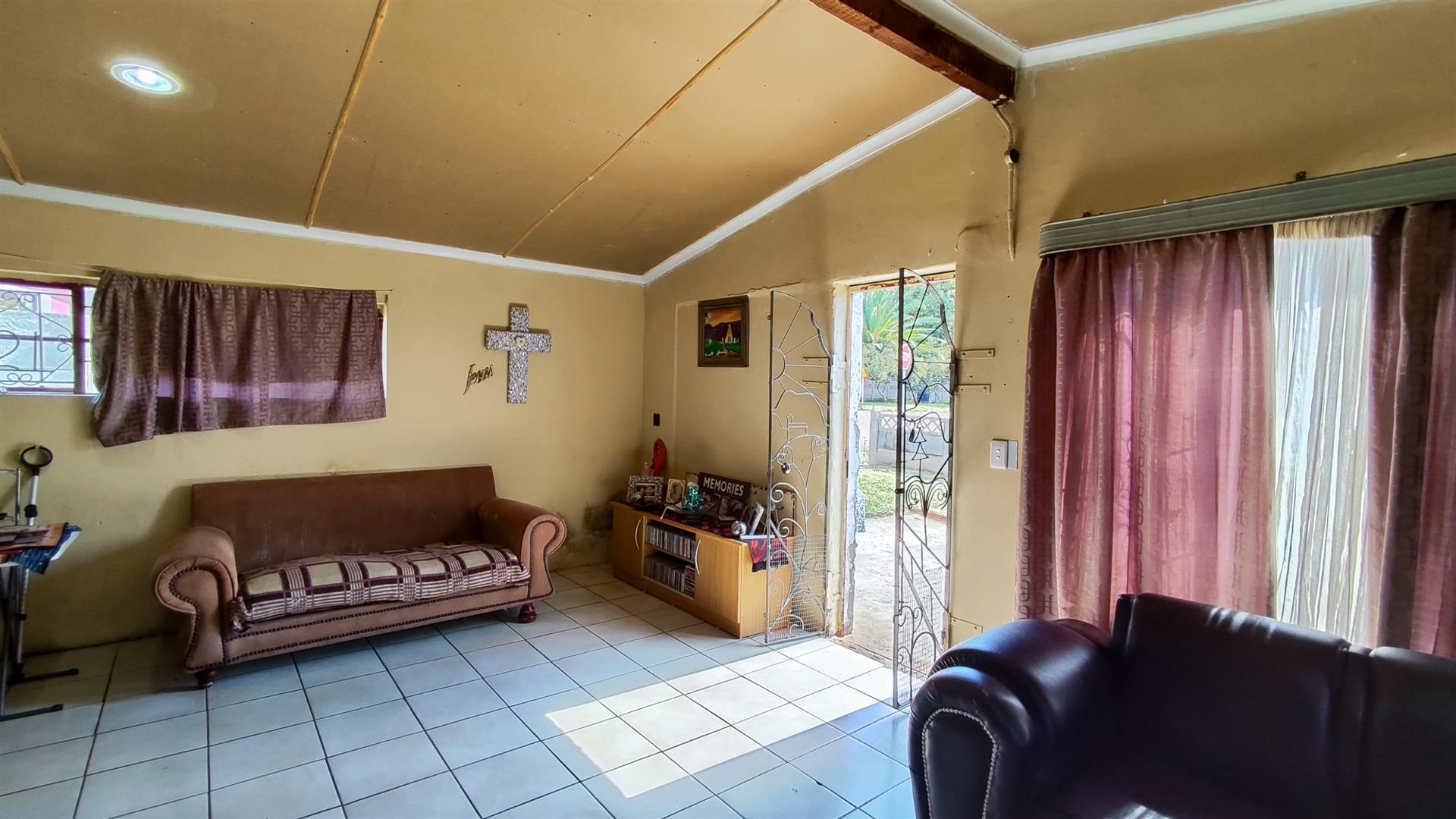 Lounges - 38 square meters of property in Rensburg