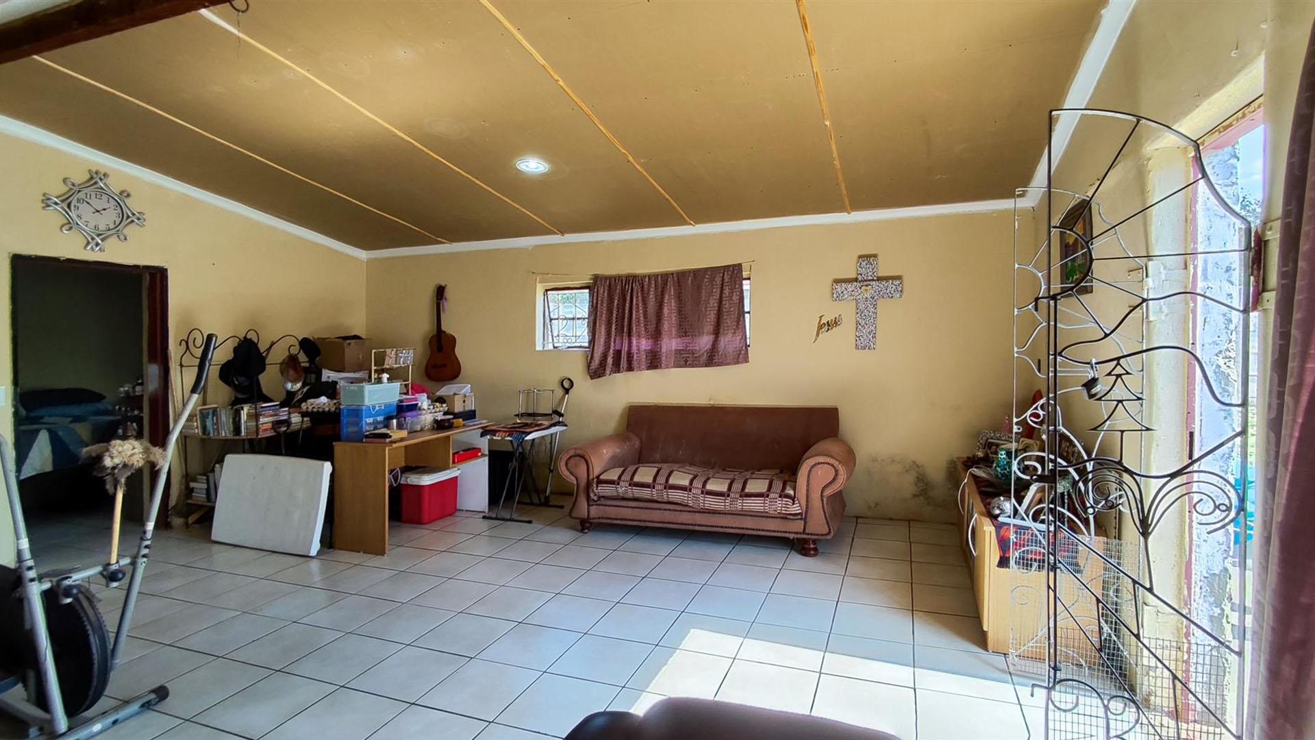 Lounges - 38 square meters of property in Rensburg