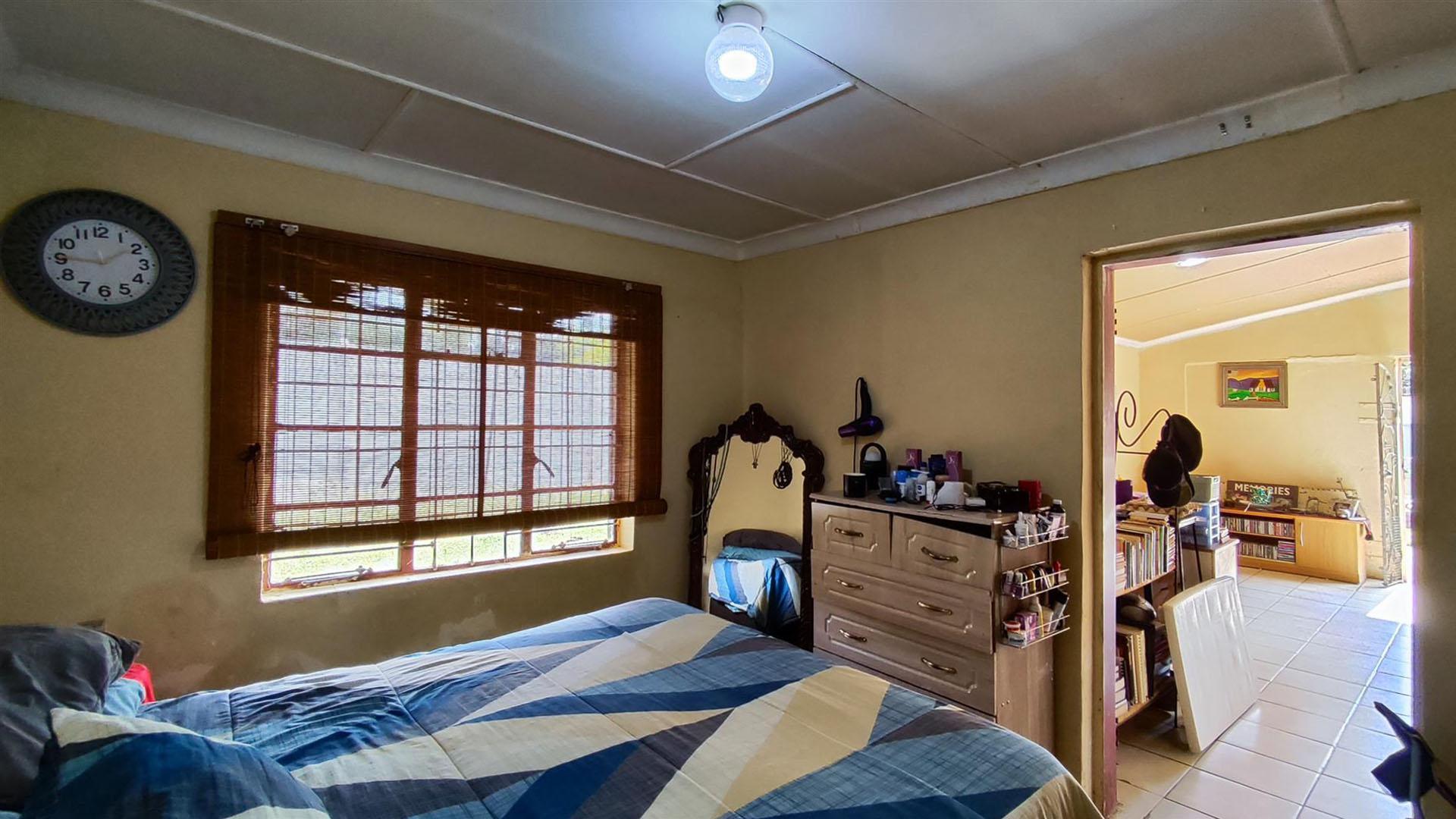 Bed Room 1 - 25 square meters of property in Rensburg