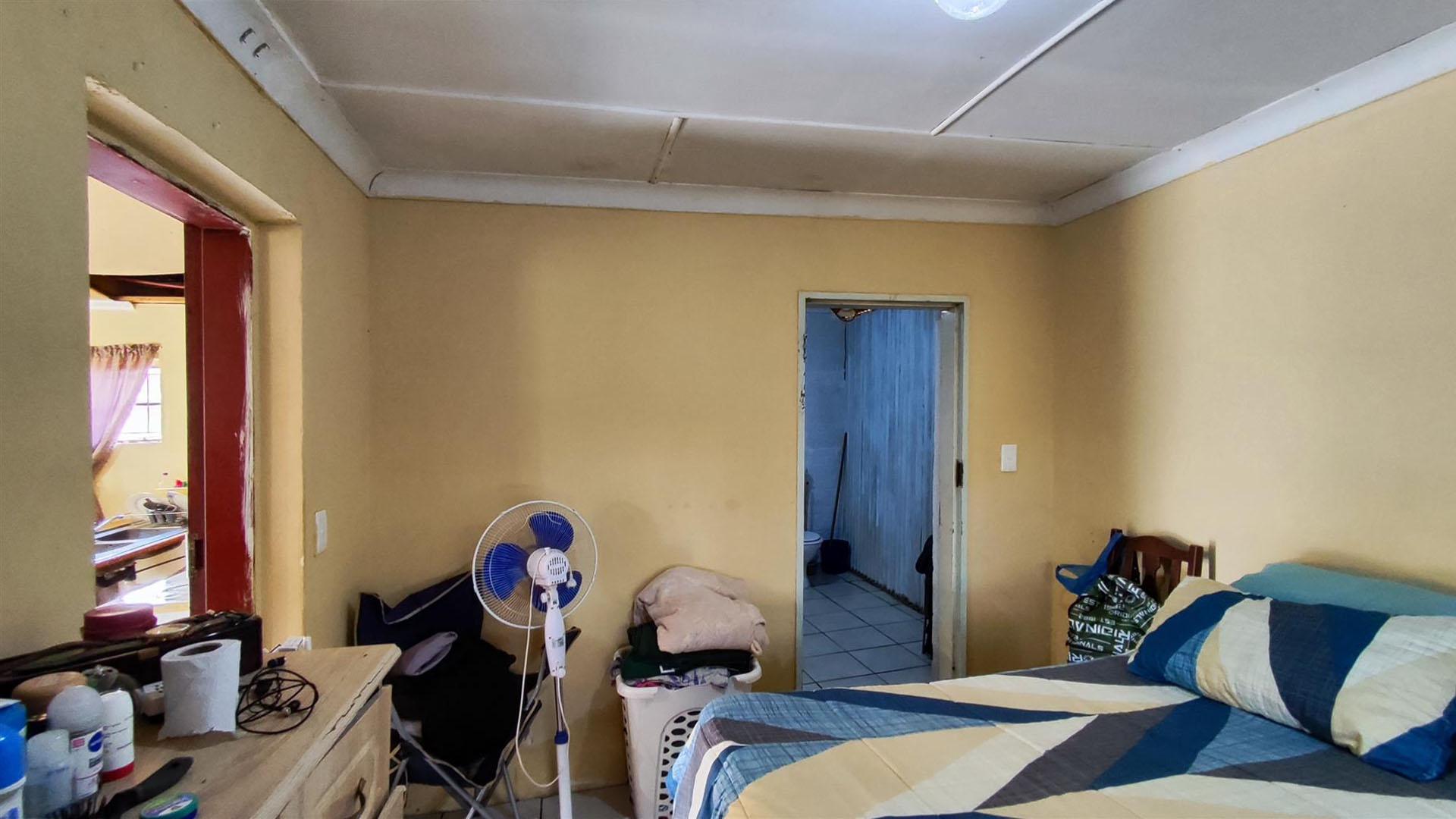 Bed Room 1 - 25 square meters of property in Rensburg