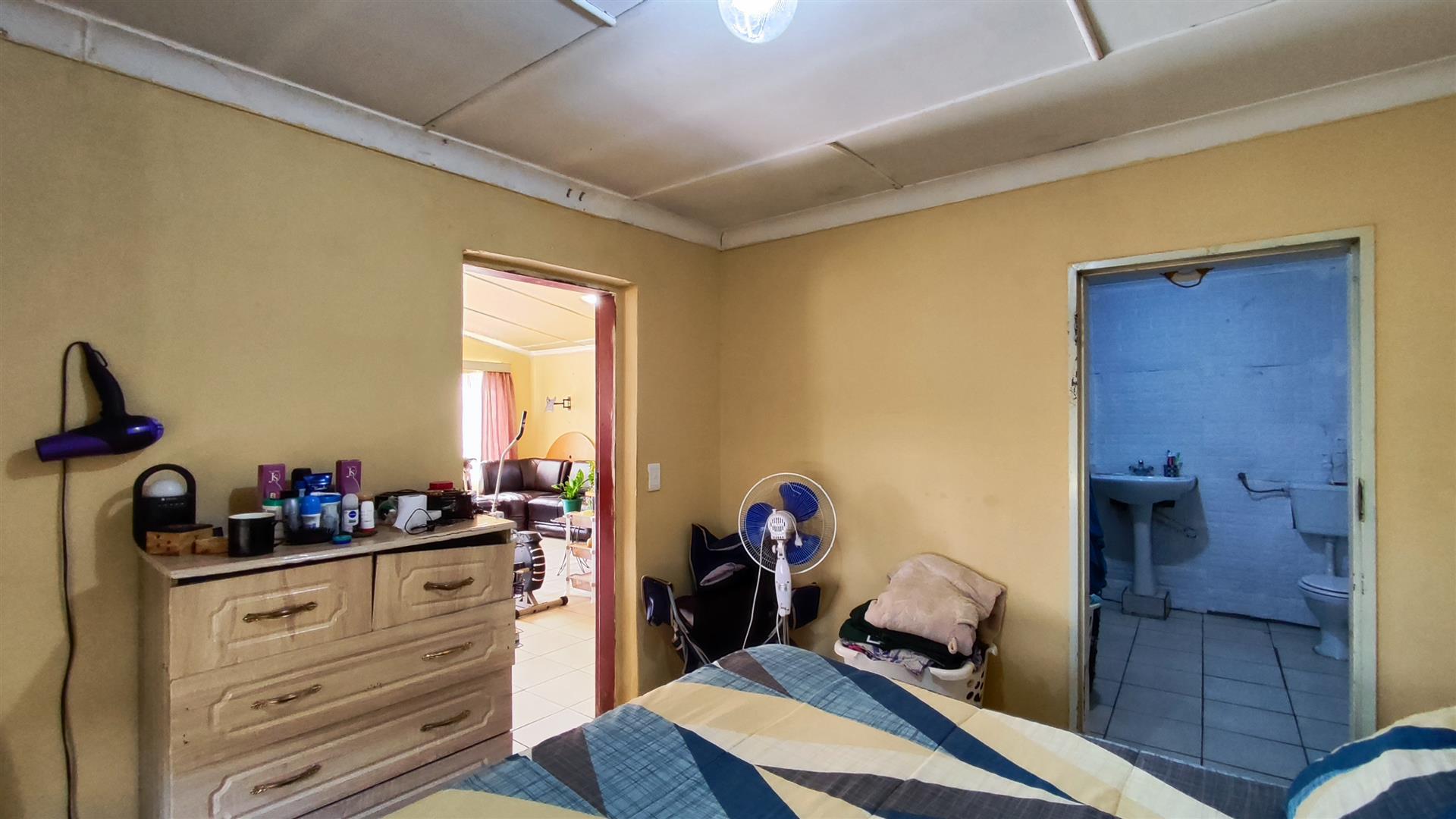 Bed Room 1 - 25 square meters of property in Rensburg