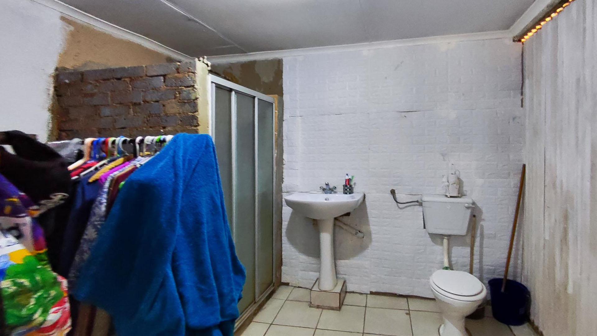 Bathroom 1 - 12 square meters of property in Rensburg