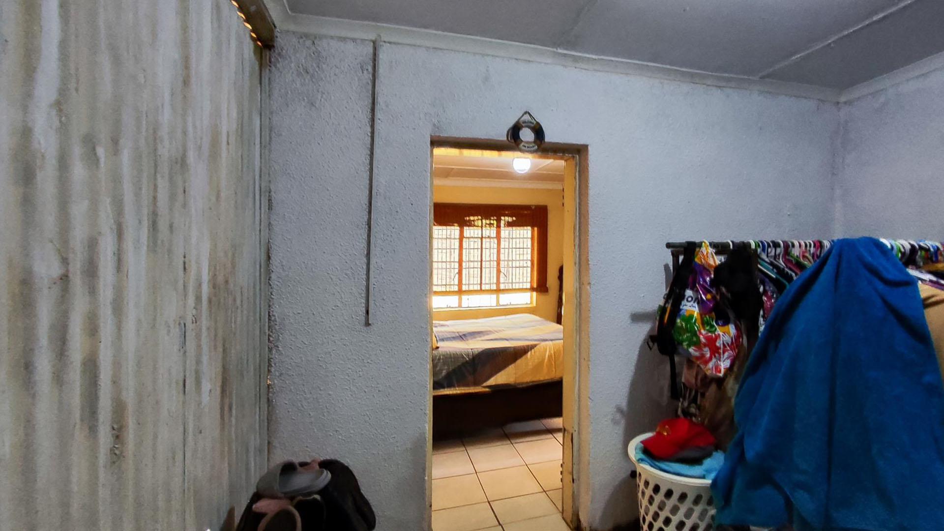 Bathroom 1 - 12 square meters of property in Rensburg