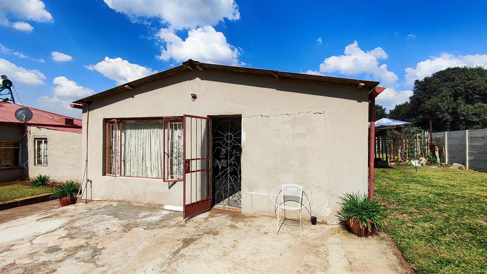 Front View of property in Rensburg