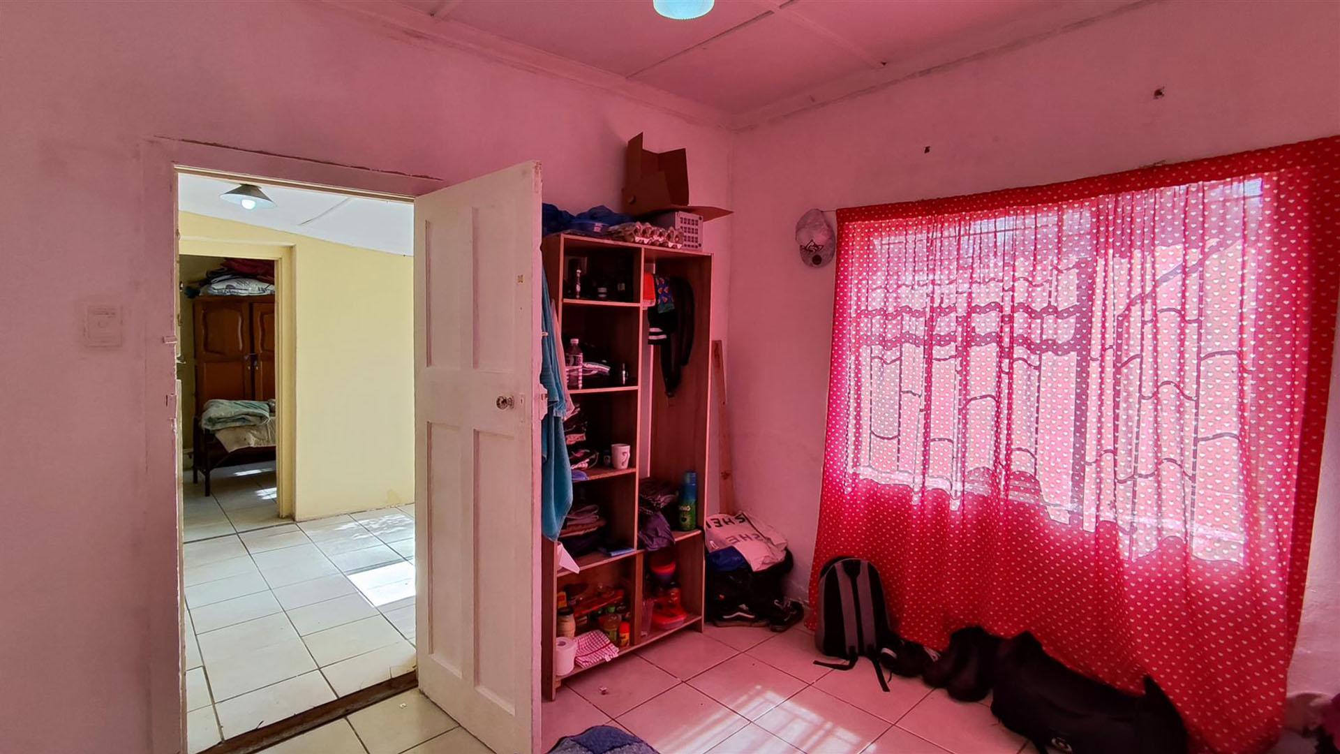 Bed Room 1 - 25 square meters of property in Rensburg