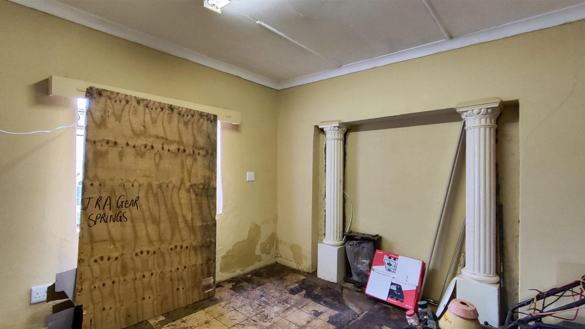 Lounges - 38 square meters of property in Rensburg