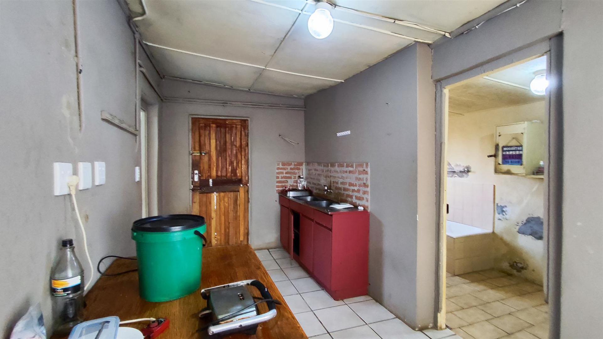 Kitchen - 20 square meters of property in Rensburg