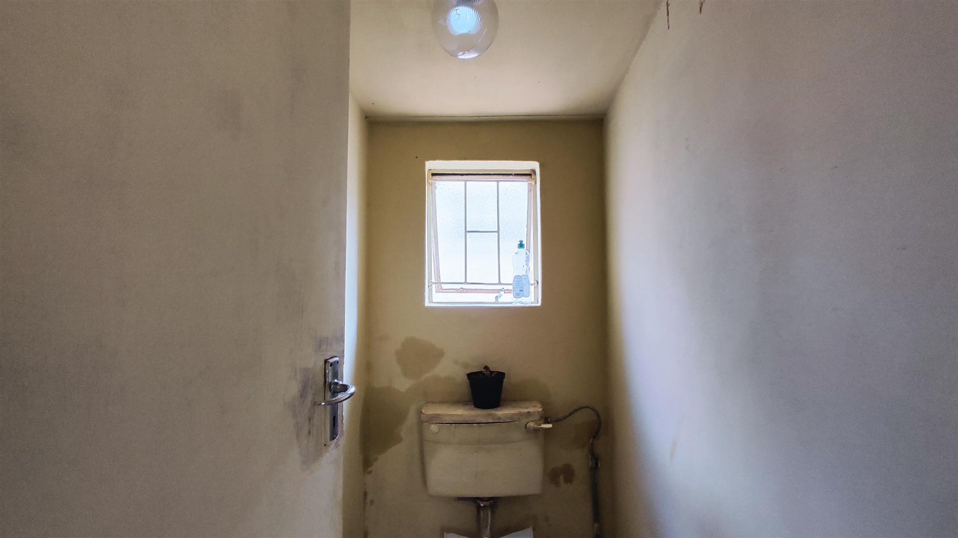 Bathroom 1 - 12 square meters of property in Rensburg