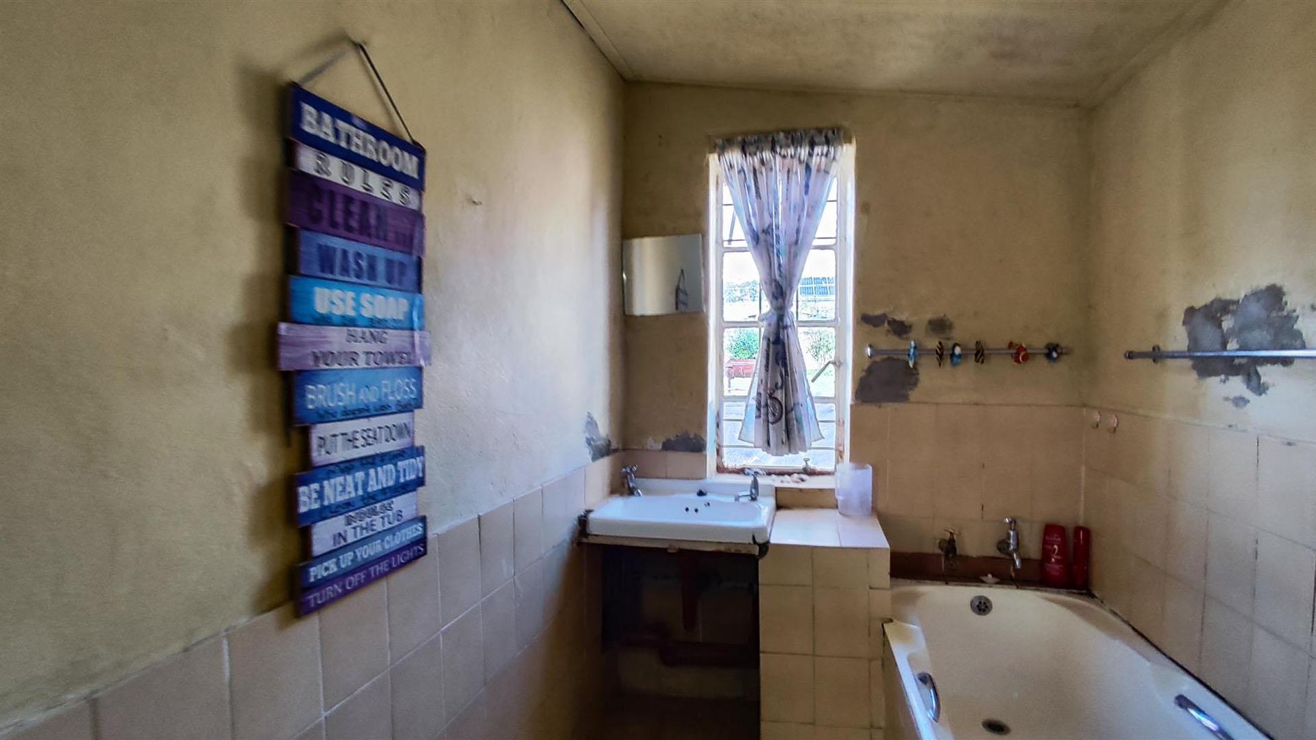 Bathroom 2 - 7 square meters of property in Rensburg