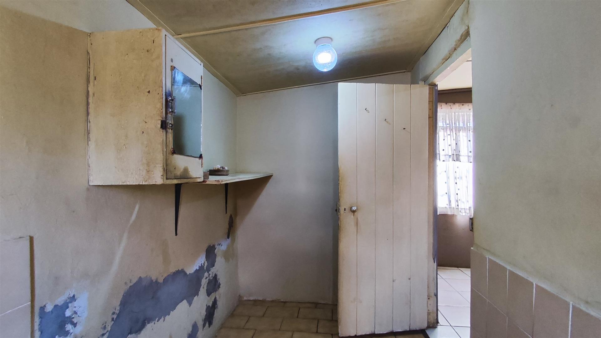 Bathroom 2 - 7 square meters of property in Rensburg