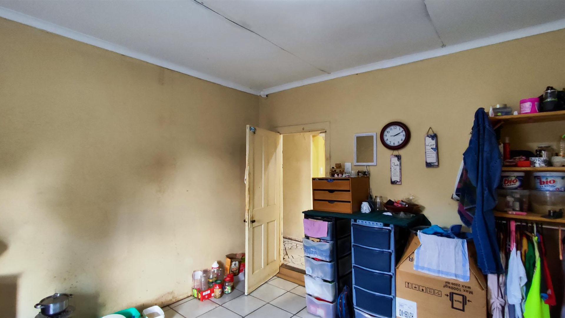 Bed Room 4 - 16 square meters of property in Rensburg