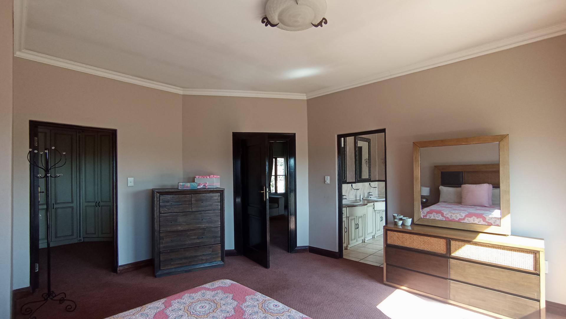 Bed Room 2 - 29 square meters of property in Maroeladal