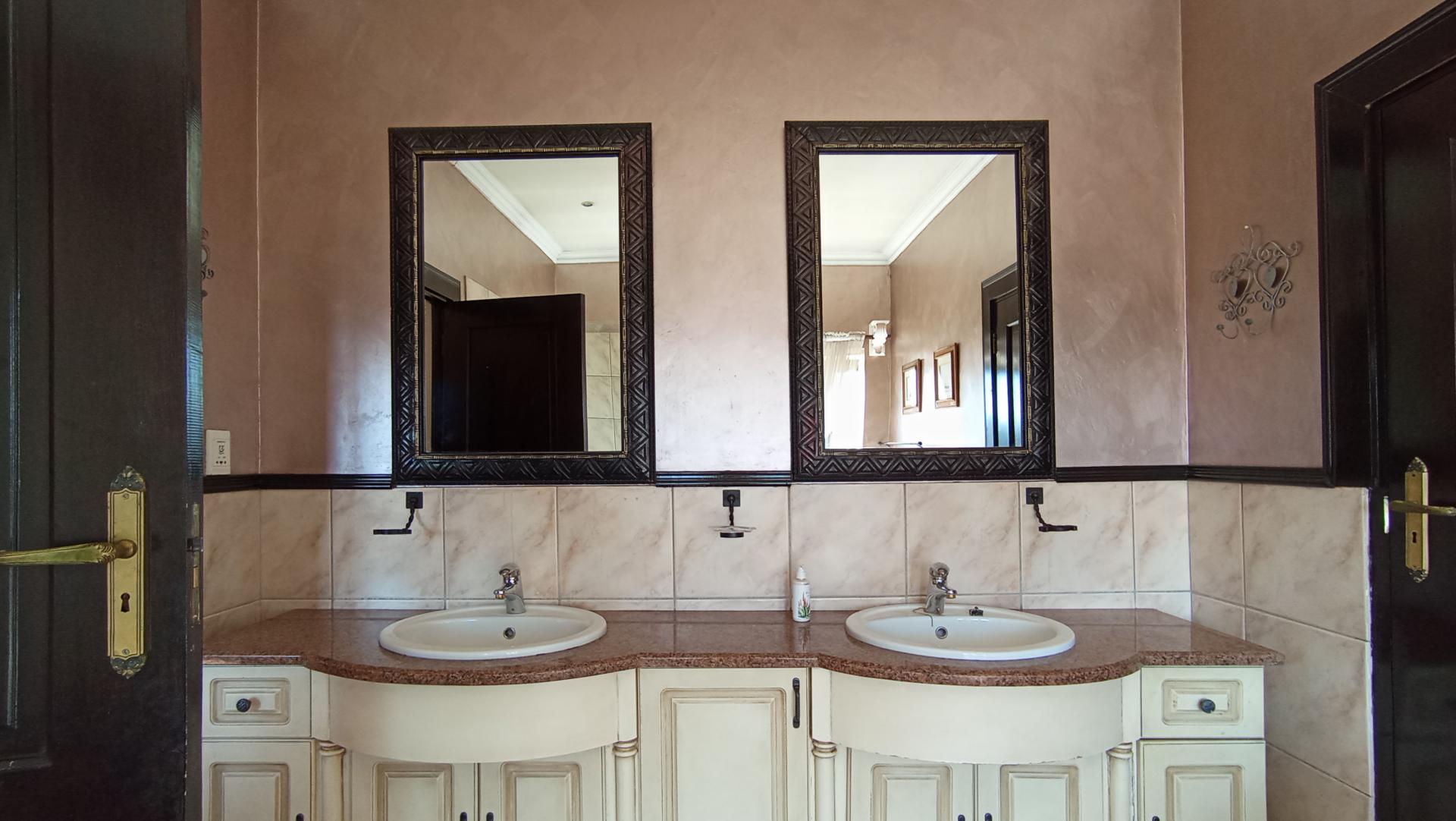 Bathroom 2 - 14 square meters of property in Maroeladal