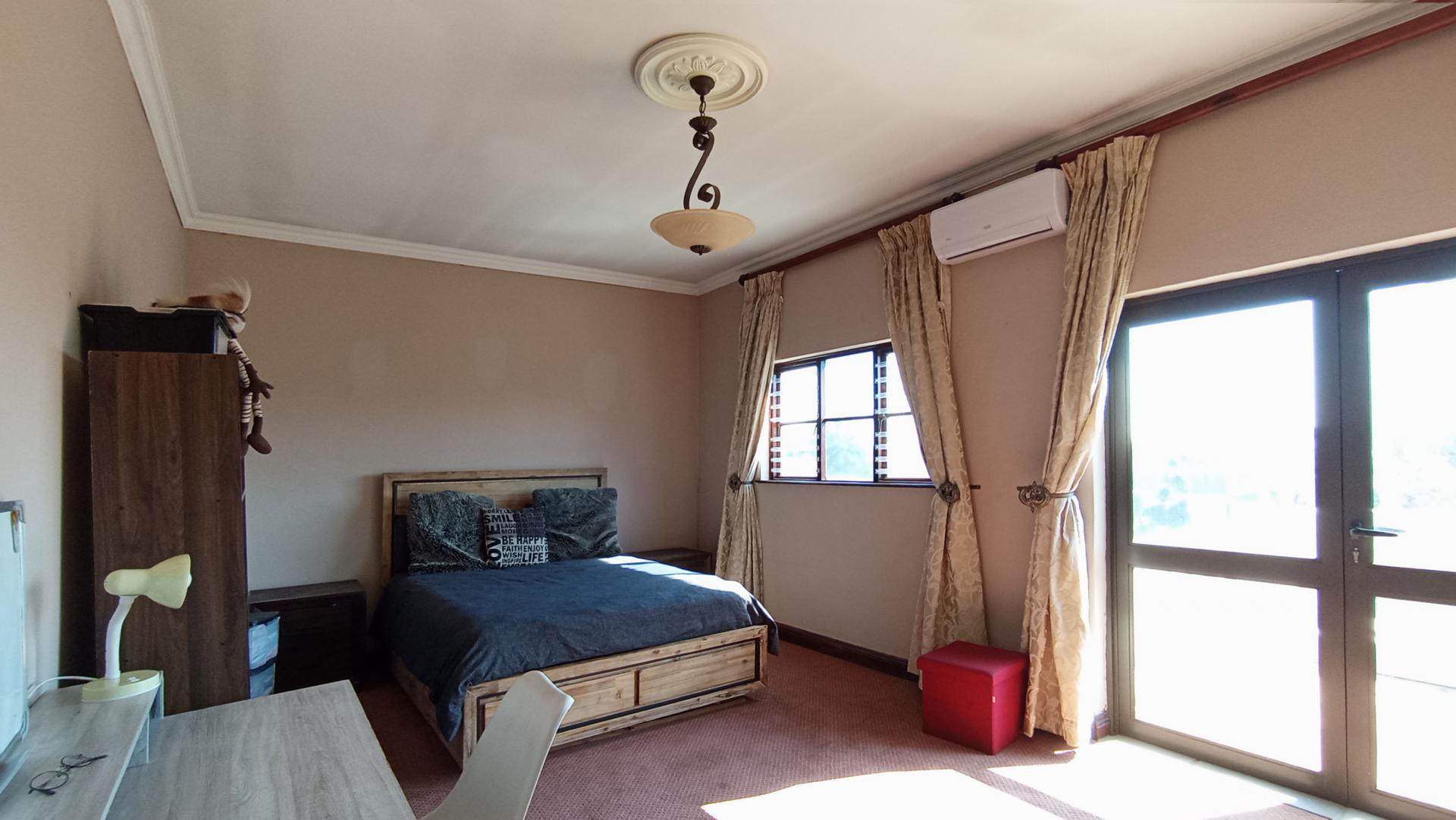 Bed Room 3 - 22 square meters of property in Maroeladal