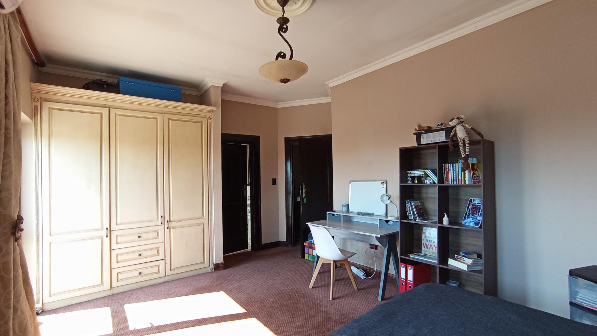 Bed Room 3 - 22 square meters of property in Maroeladal