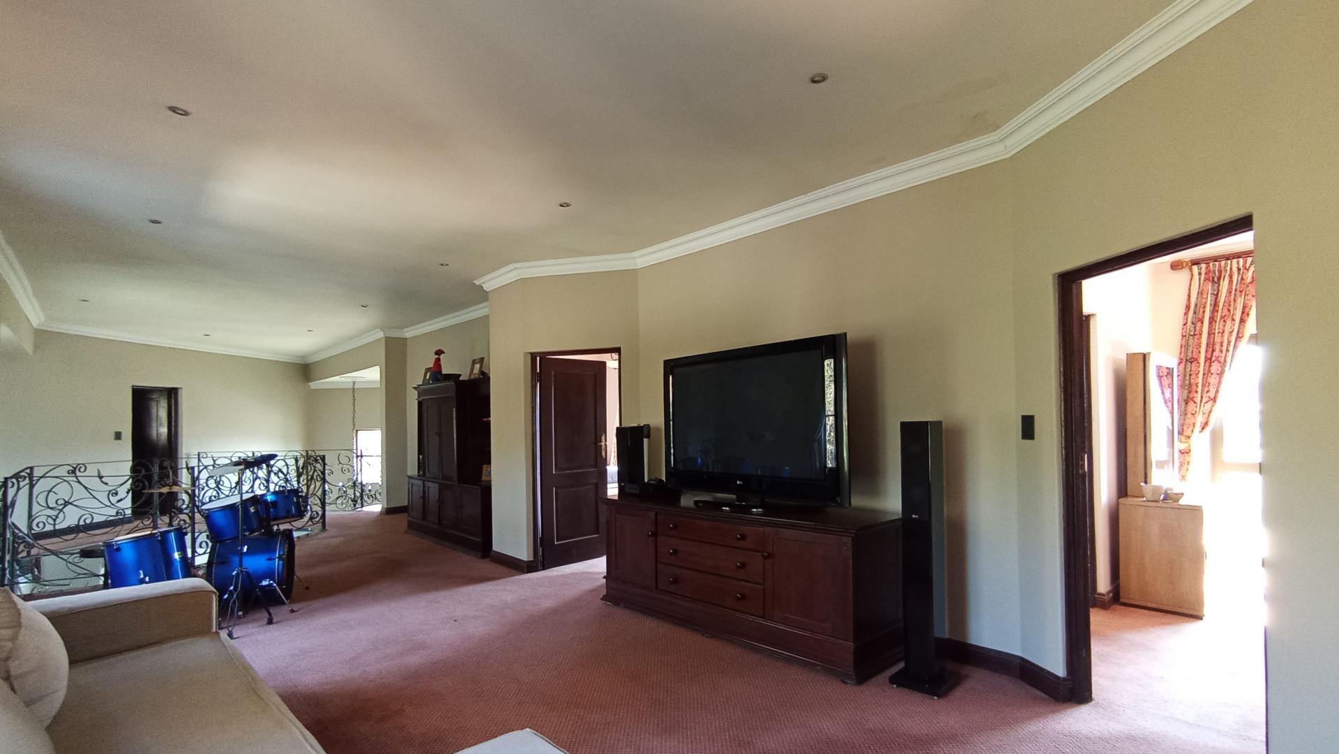 Lounges - 56 square meters of property in Maroeladal