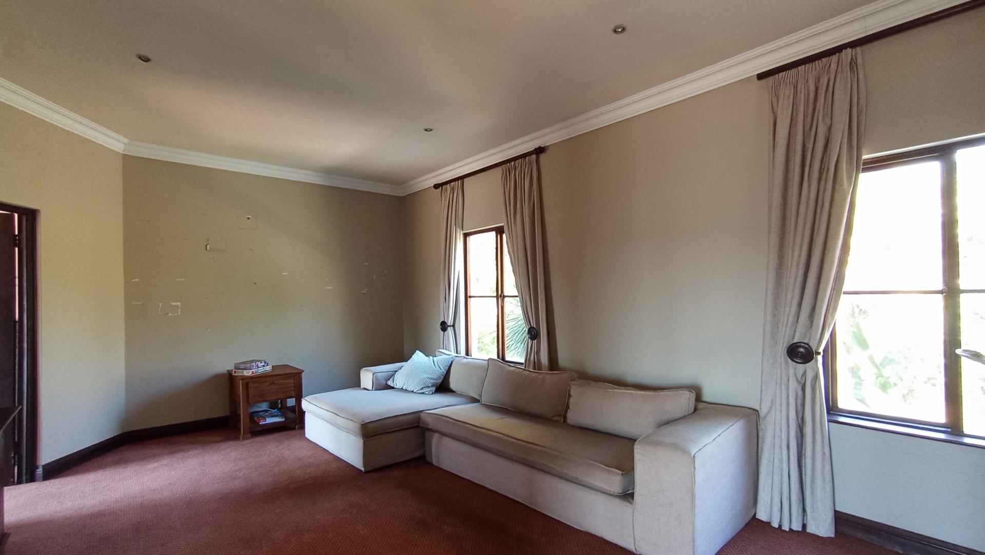 Lounges - 56 square meters of property in Maroeladal