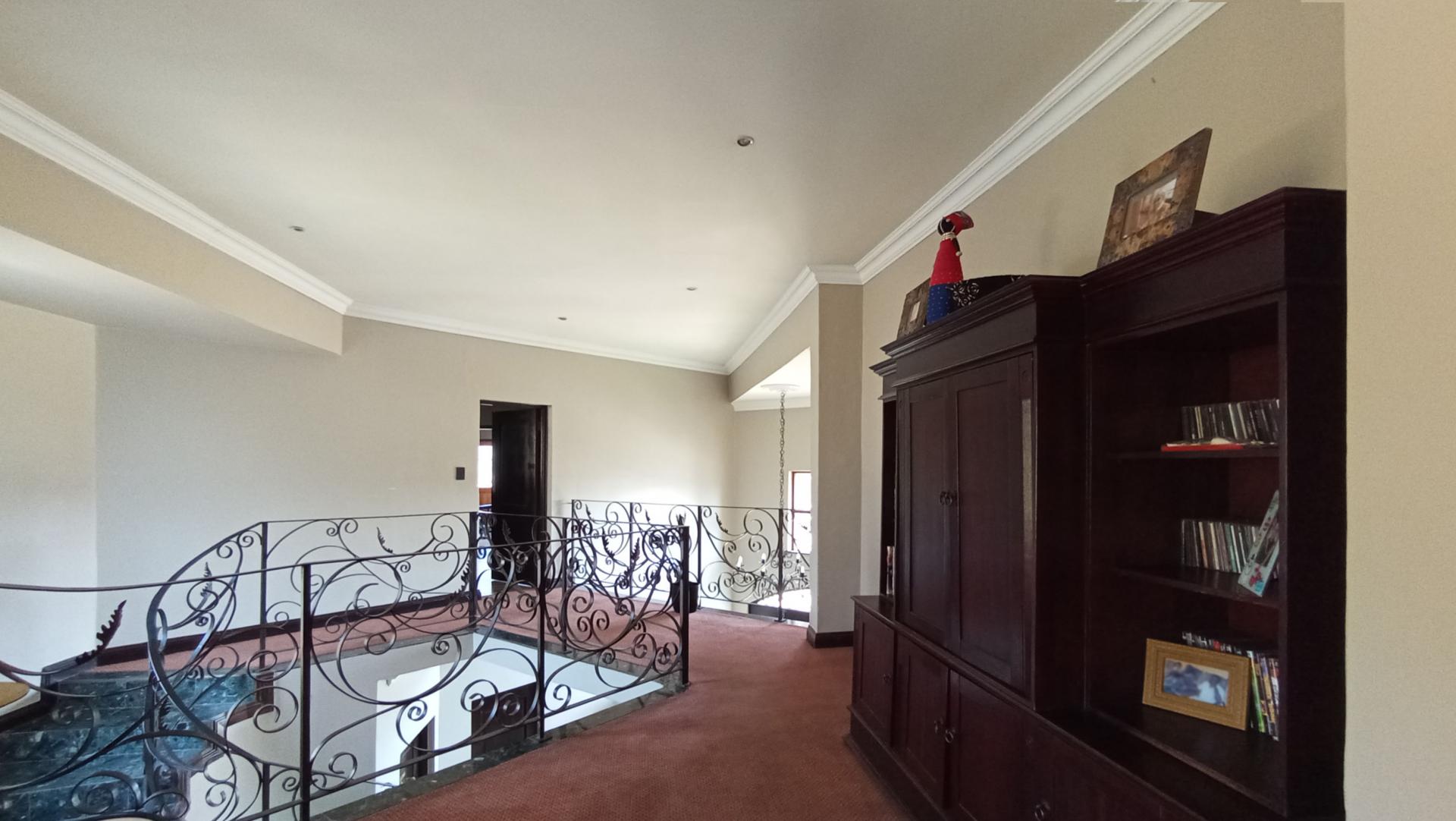 Spaces - 135 square meters of property in Maroeladal