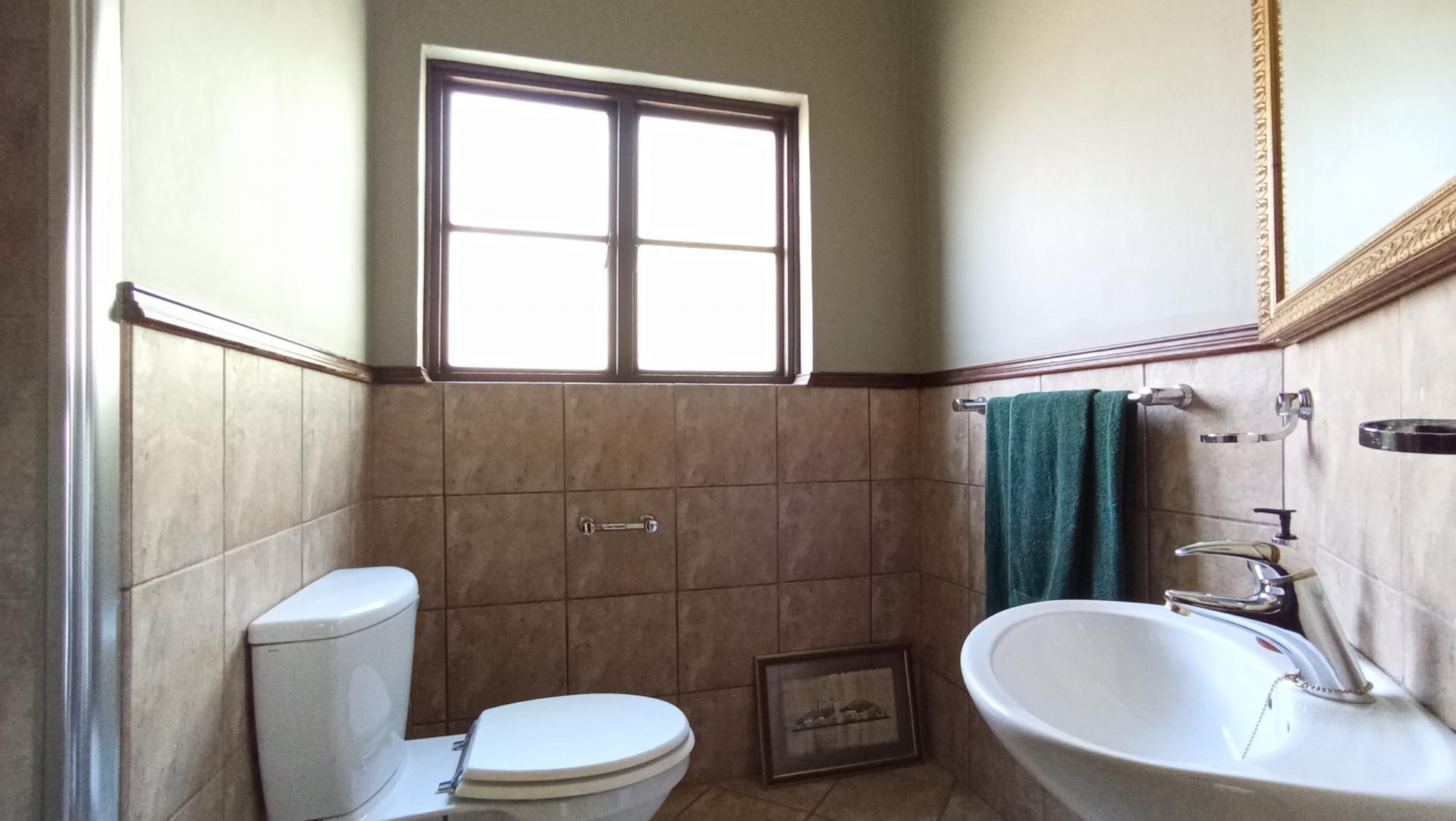 Bathroom 3+ - 12 square meters of property in Maroeladal