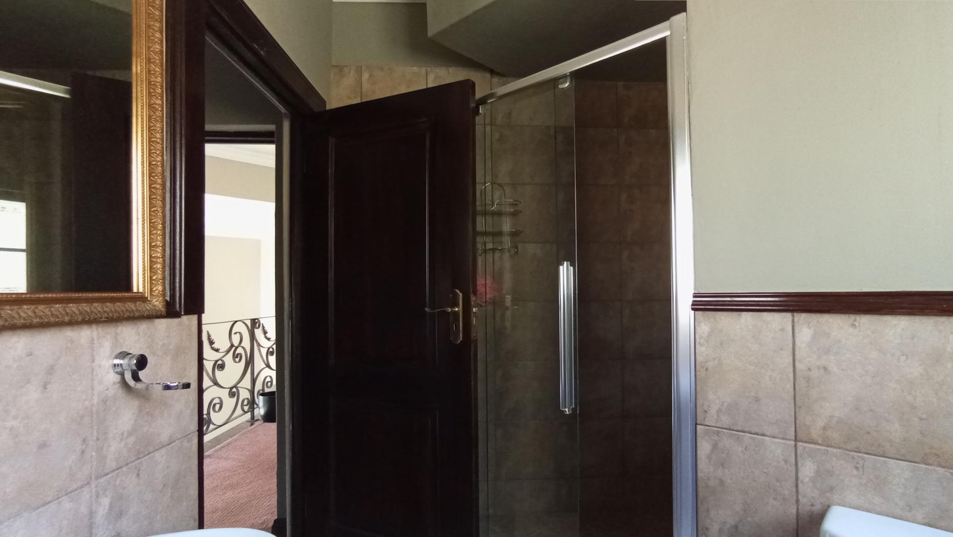 Bathroom 3+ - 12 square meters of property in Maroeladal