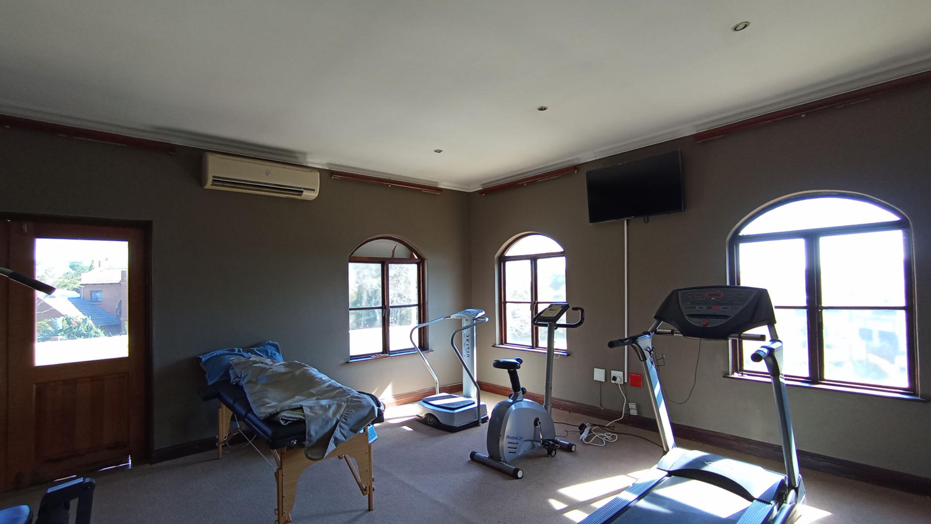 Spaces - 135 square meters of property in Maroeladal