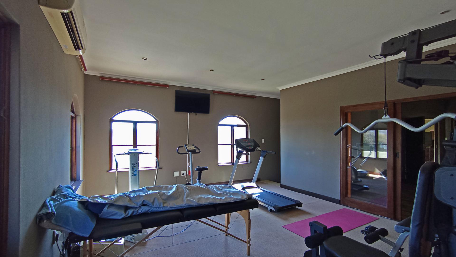 Spaces - 135 square meters of property in Maroeladal