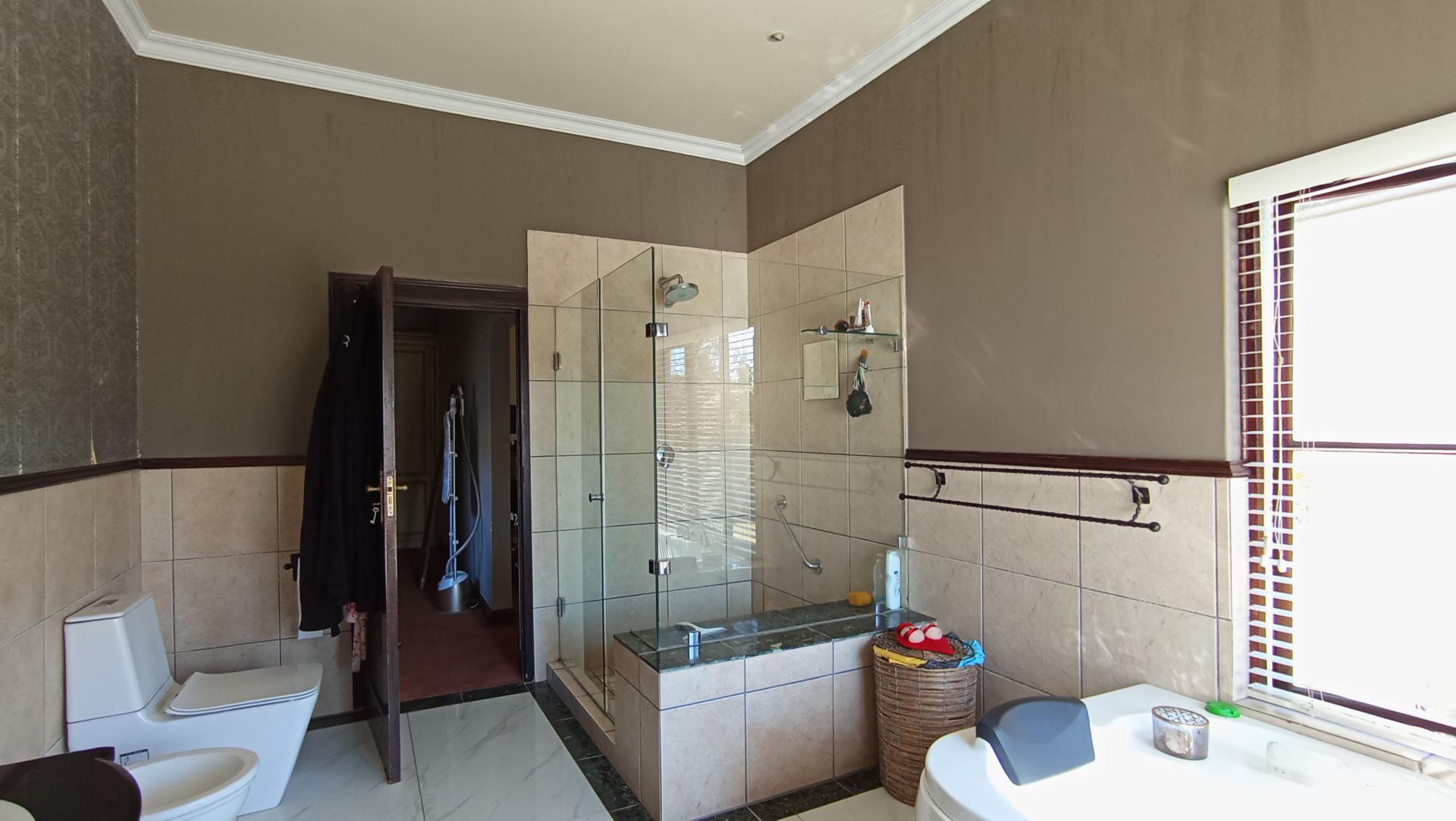 Bathroom 1 - 15 square meters of property in Maroeladal