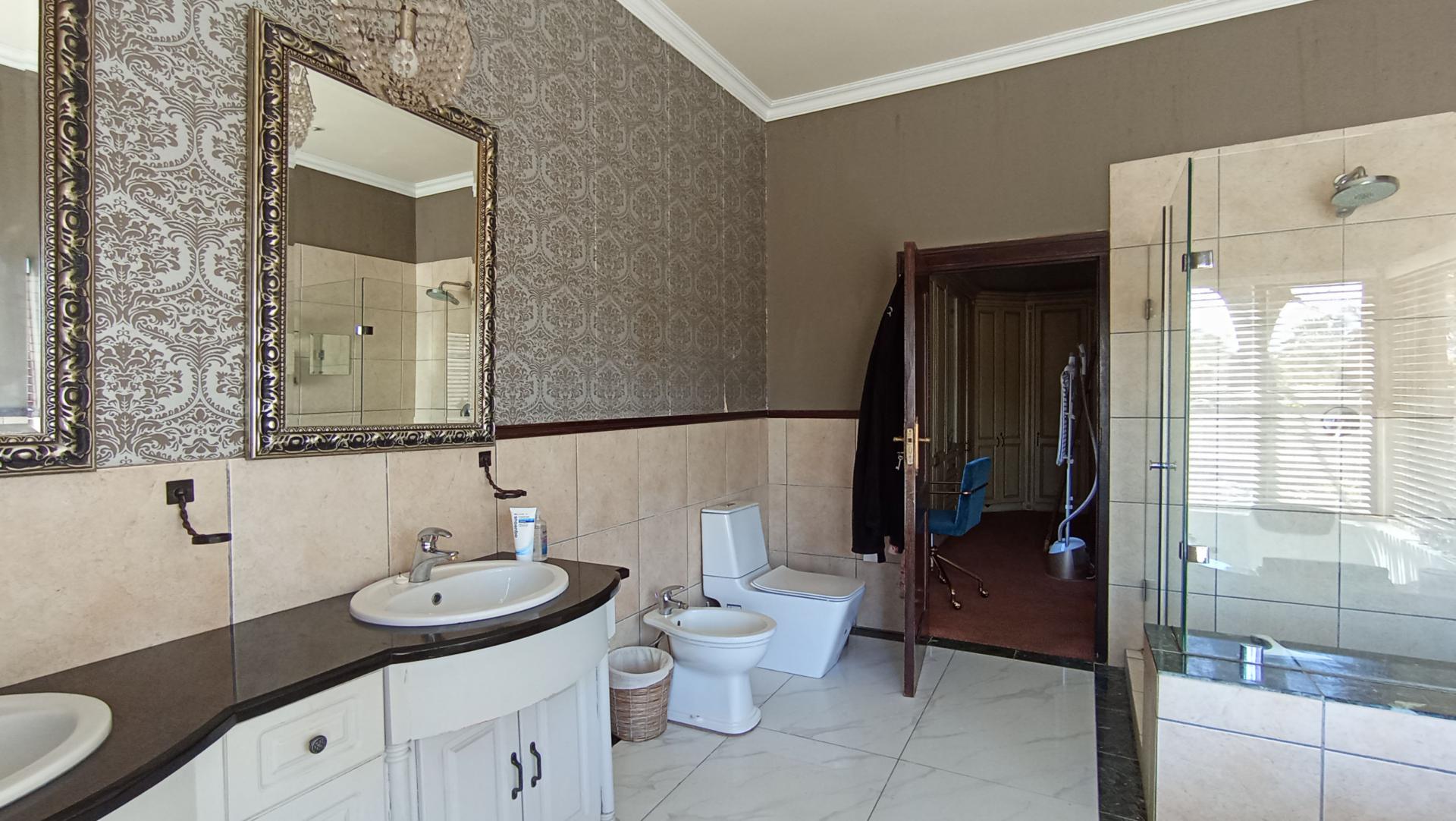 Bathroom 1 - 15 square meters of property in Maroeladal