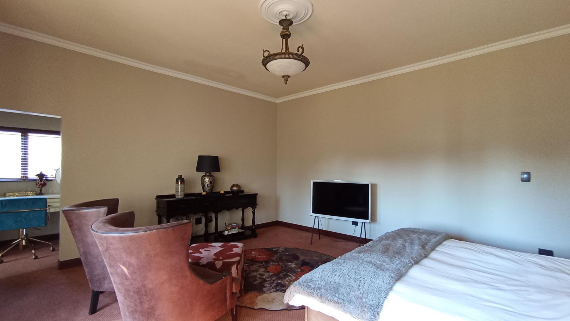 Bed Room 1 - 47 square meters of property in Maroeladal