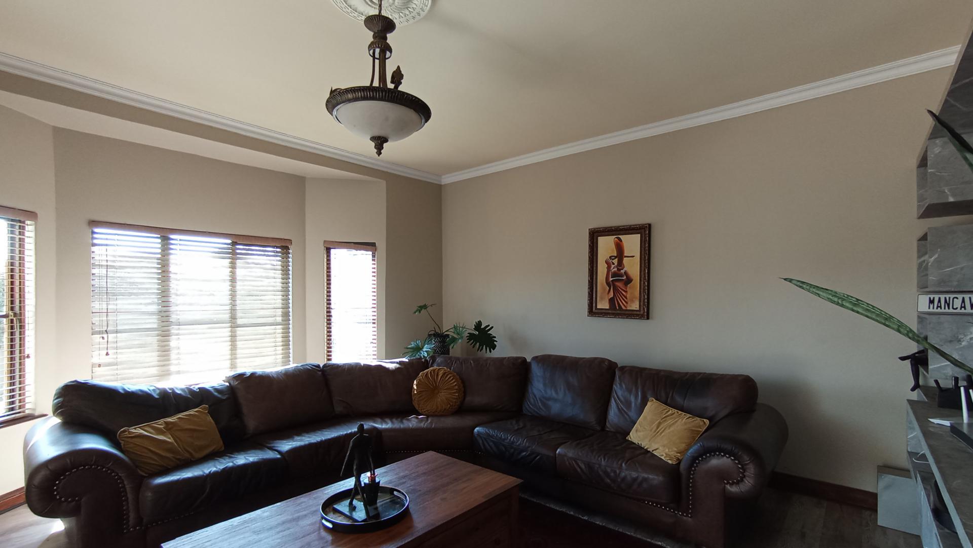 Lounges - 56 square meters of property in Maroeladal