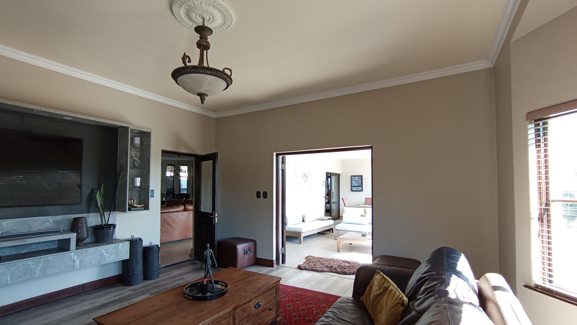 Lounges - 56 square meters of property in Maroeladal