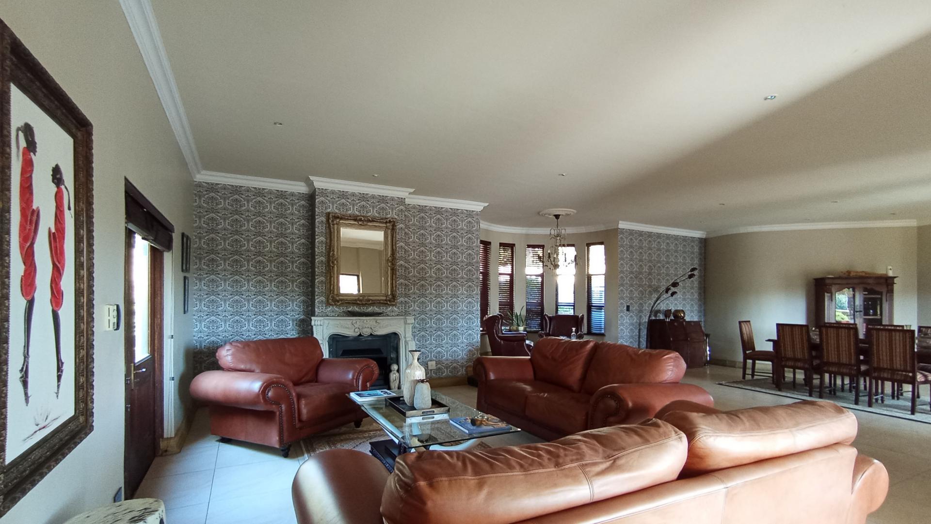 Informal Lounge - 43 square meters of property in Maroeladal