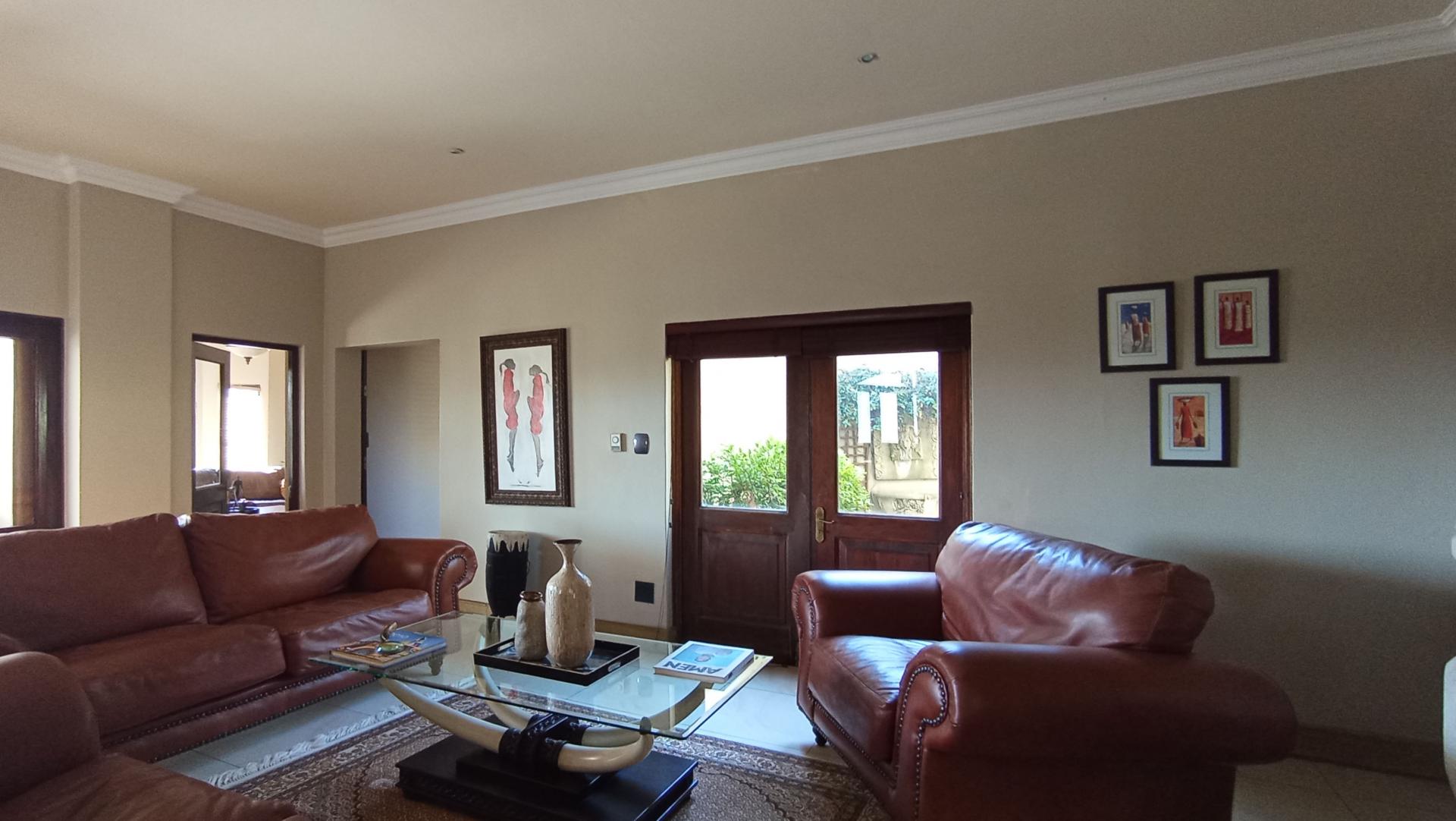 Informal Lounge - 43 square meters of property in Maroeladal