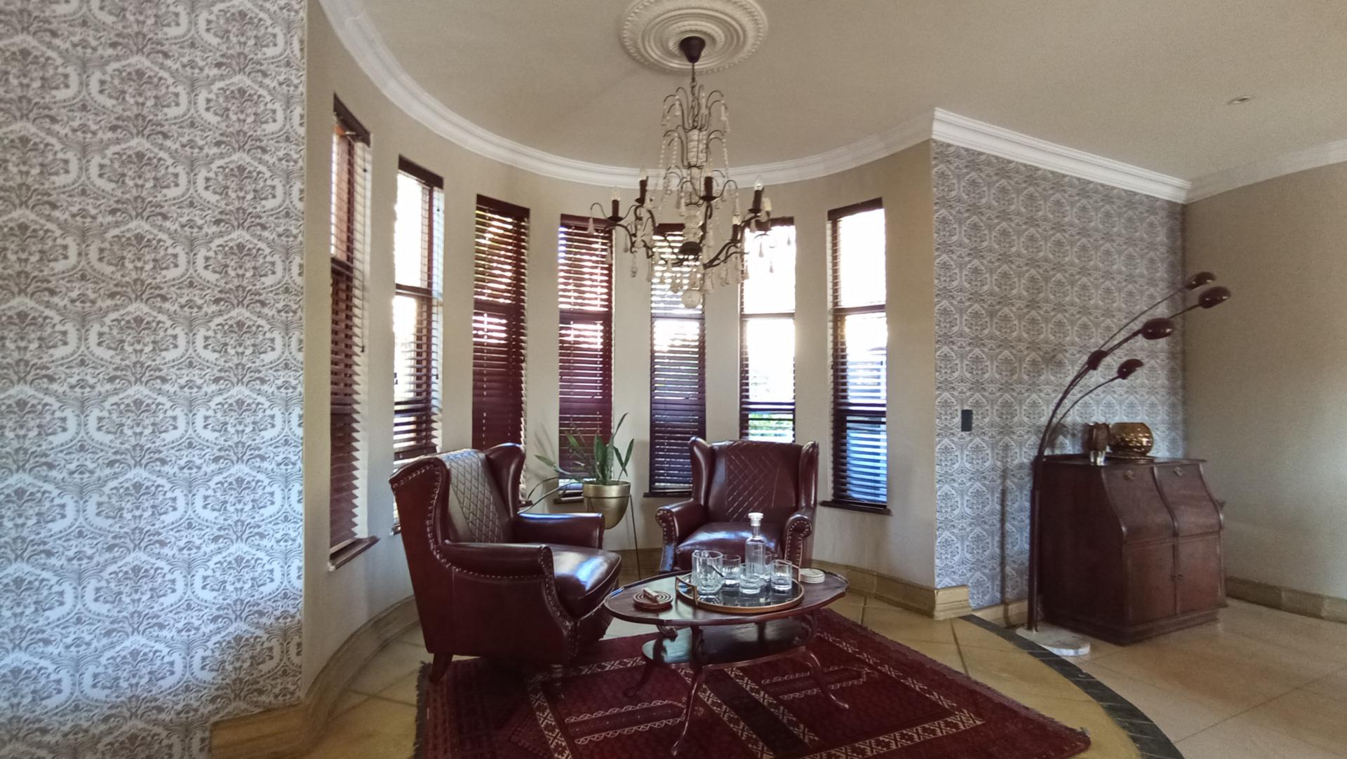 Spaces - 135 square meters of property in Maroeladal