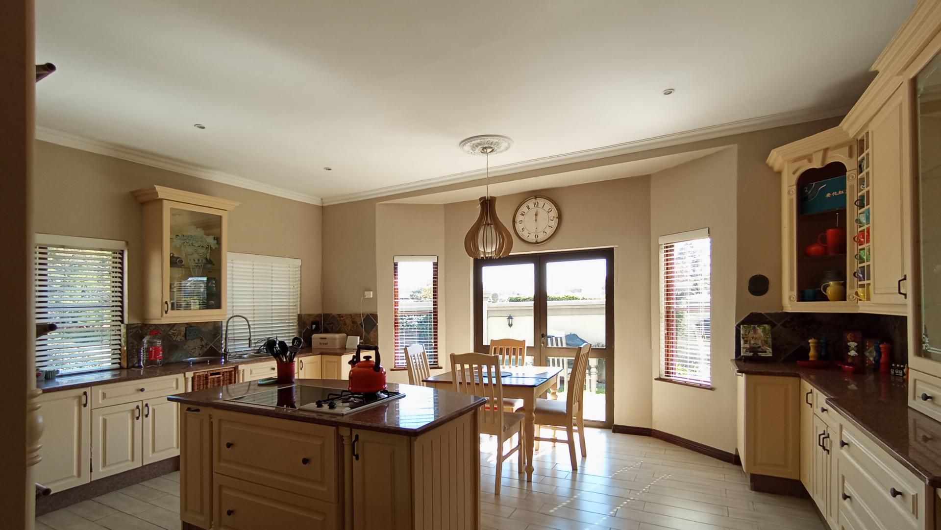 Kitchen - 31 square meters of property in Maroeladal