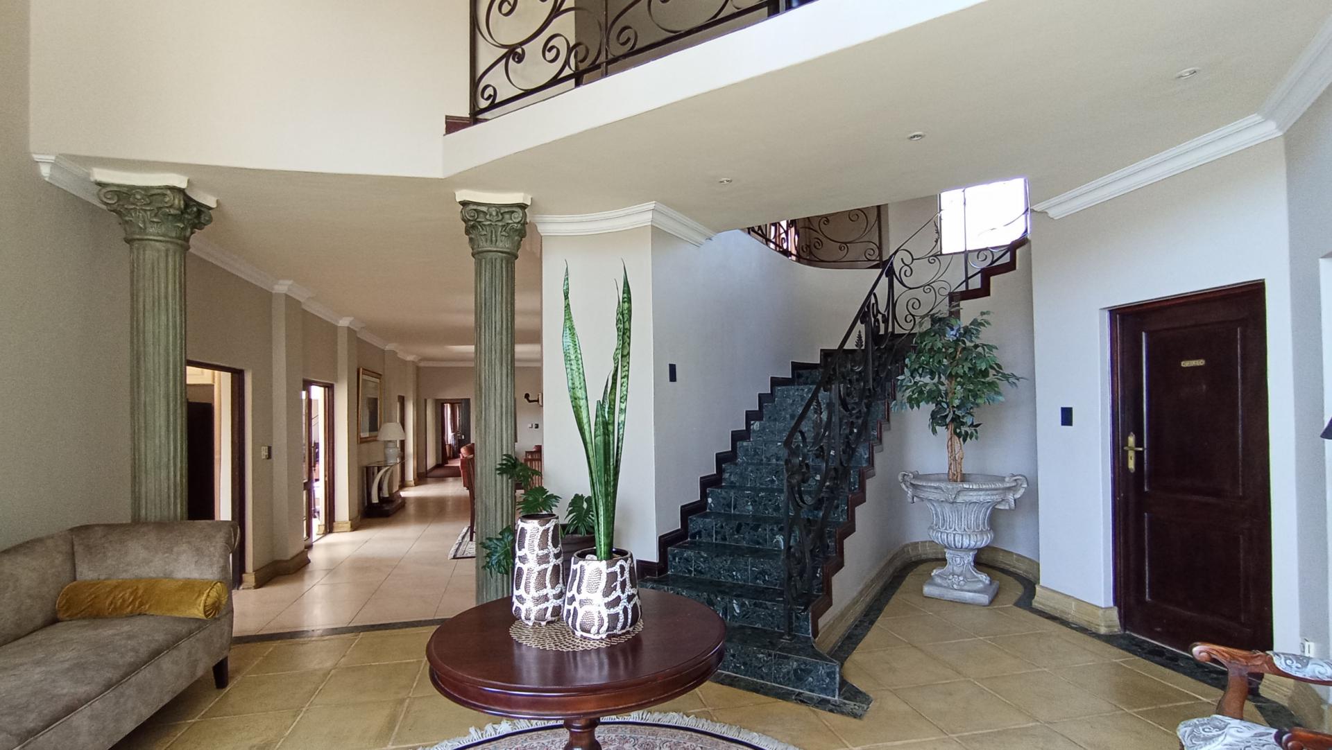 Spaces - 135 square meters of property in Maroeladal