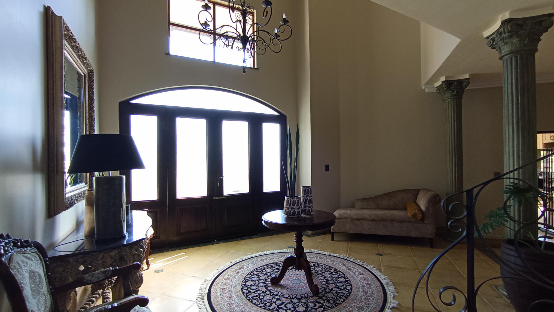 Spaces - 135 square meters of property in Maroeladal