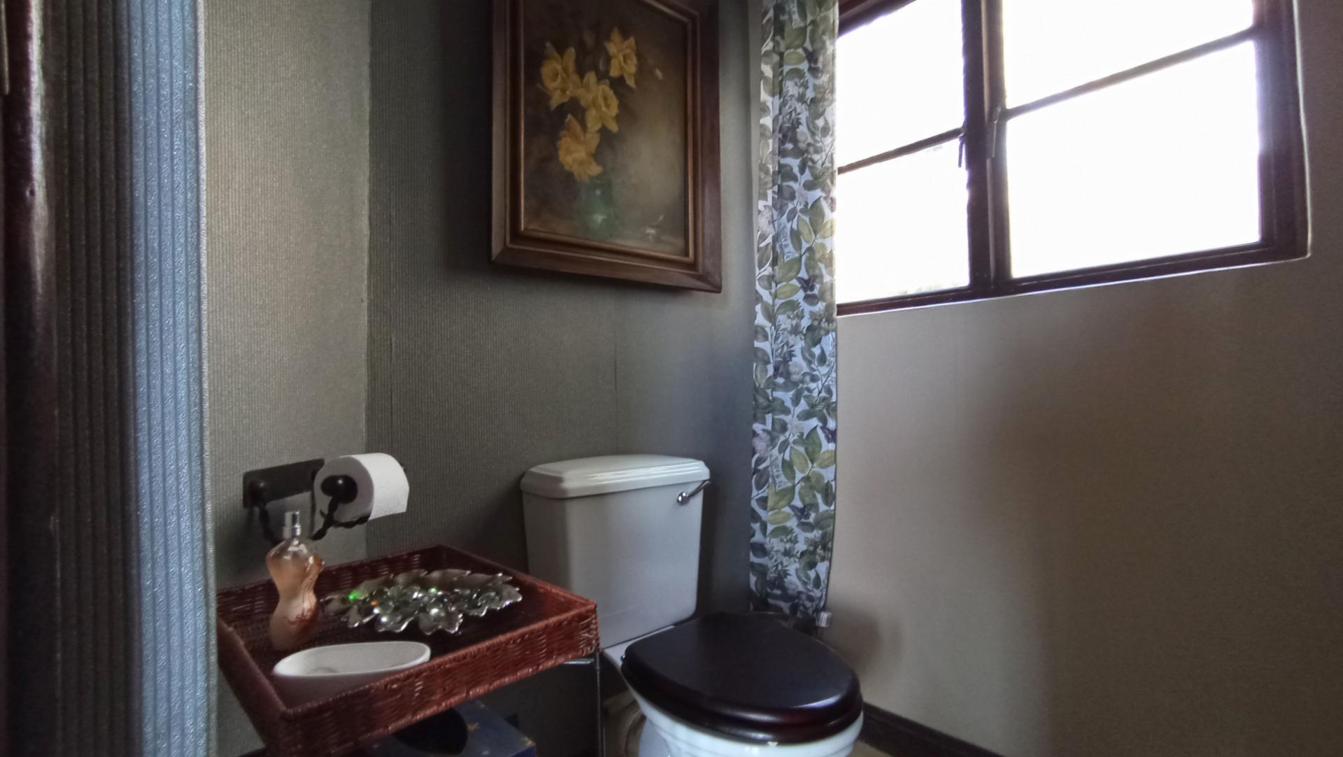 Guest Toilet - 3 square meters of property in Maroeladal